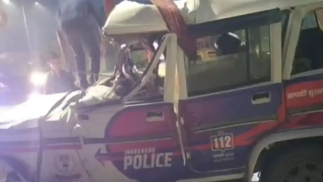 छापेमारी से लौट रही पुलिस टीम का भयानक एक्सीडेंट! एक पुलिस जवान की मौ*त