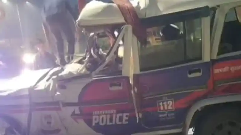 छापेमारी से लौट रही पुलिस टीम का भयानक एक्सीडेंट! एक पुलिस जवान की मौ*त छापेमारी से लौट रही पुलिस टीम का भयानक एक्सीडेंट! एक पुलिस जवान की मौ*त