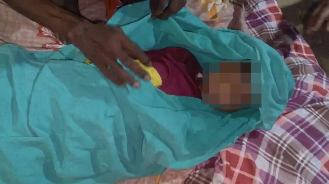 डॉक्टर के इंतजार में बुझ गई मासूम की जिंदगी, परिजनों का फूटा गुस्सा
