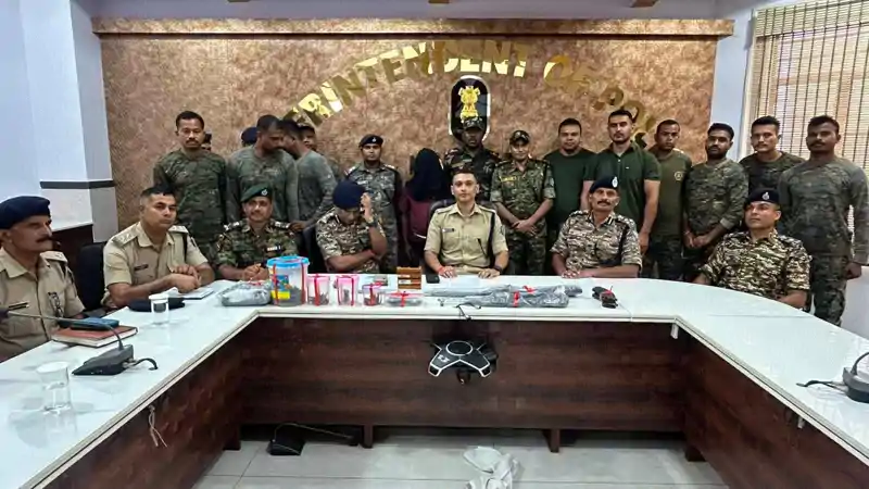 AK-56, पिस्टल और कारतूस के जखीरे के साथ दबोचा गया इनामी नक्सली AK-56, पिस्टल और कारतूस के जखीरे के साथ दबोचा गया इनामी नक्सली