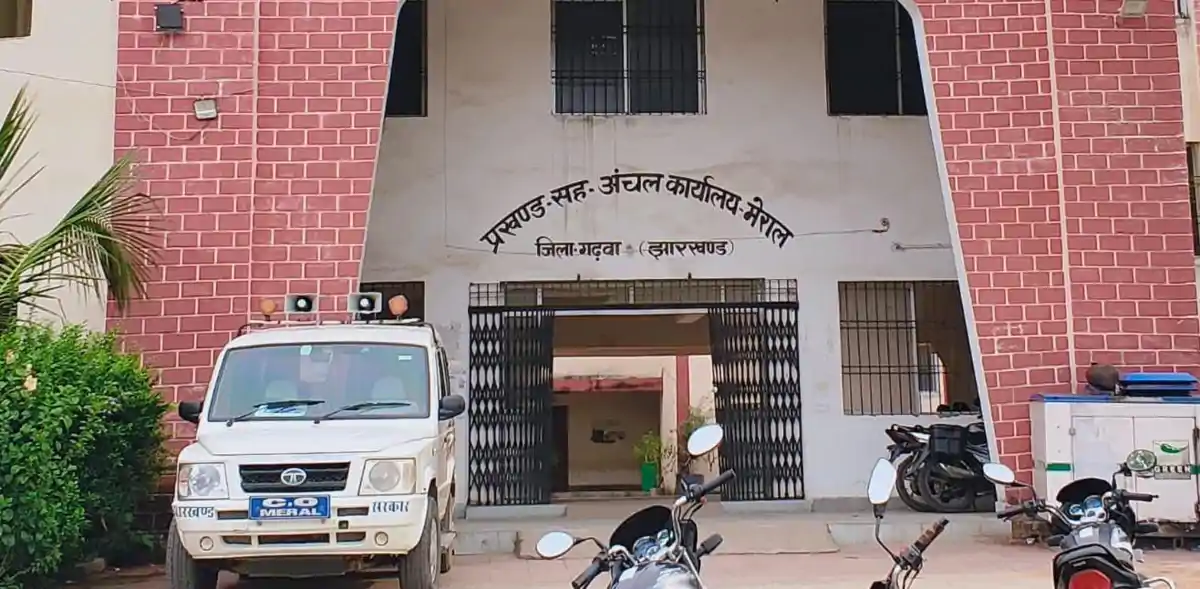 पंचायत सचिव के खिलाफ फूटा ग्रामीणों का गुस्सा, जानिये क्या है पूरा मामला 