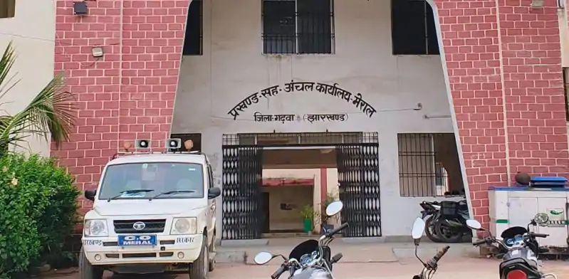 पंचायत सचिव के खिलाफ फूटा ग्रामीणों का गुस्सा, जानिये क्या है पूरा मामला पंचायत सचिव के खिलाफ फूटा ग्रामीणों का गुस्सा, जानिये क्या है पूरा मामला