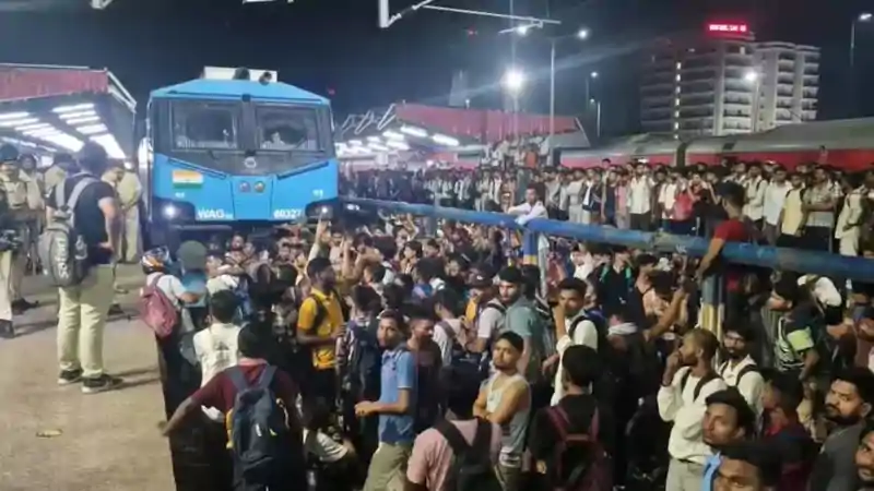 पाटलिपुत्र जंक्शन पर भारी बवाल, तोड़फोड़, पत्थरबाजी, रेल IG समेत कई पुलिसकर्मी घायल, लाठीचार्ज..हवाई फायरिंग भी... पाटलिपुत्र जंक्शन पर भारी बवाल, तोड़फोड़, पत्थरबाजी, रेल IG समेत कई पुलिसकर्मी घायल, लाठीचार्ज..हवाई फायरिंग भी...