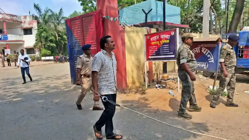 विनीत तिवारी हत्याकांड: आरोपी दिलीप तिवारी को पैदल ही जेल ले गई पुलिस, मास्टरमाइंड महाकाल अब भी फरार 
