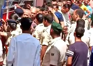 गैस की किल्लत से पटना में हंगामा, खाली सिलेंडर लेकर सड़क पर उतरे लोग, यातायात प्रभावित