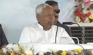 सीएम नीतीश कुमार ने मंच से कहा, “अरे कहां भाग रहे हैं? हम बंद कर दें क्या? काहे भाग रही हैं?