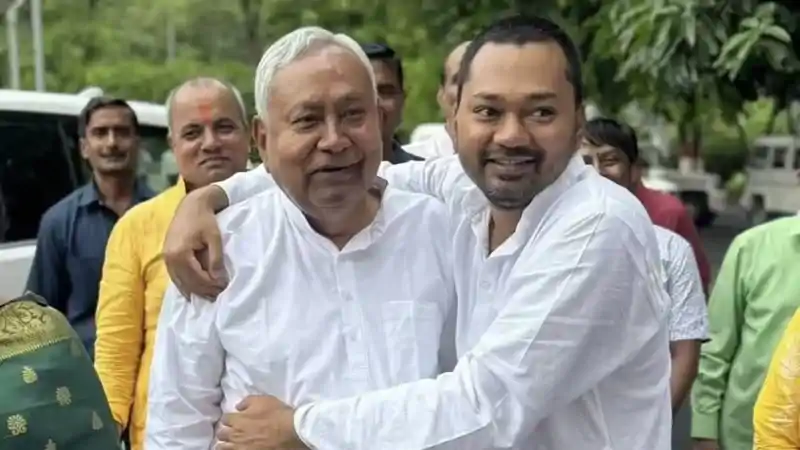 अपने पैतृक गांव कल्याण बिगहा पहुंचे नीतीश-निशांत, चाचा बोले-निशांत कुमार बिहार के मुख्यमंत्री बनें अपने पैतृक गांव कल्याण बिगहा पहुंचे नीतीश-निशांत, चाचा बोले-निशांत कुमार बिहार के मुख्यमंत्री बनें