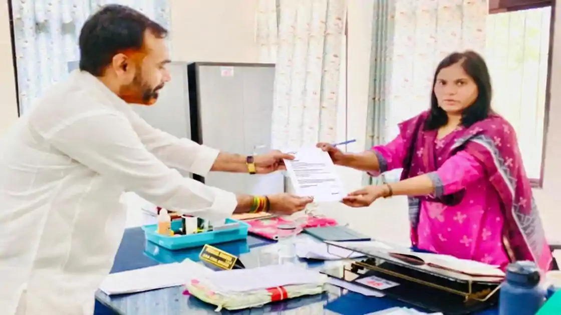 EWS प्रमाण पत्र जारी करने में बाधाओं पर भाजपा नेता ने कुमार अमित ने उठाए सवाल, एसडीओ को सौंपा ज्ञापन