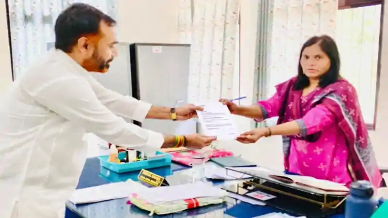 EWS प्रमाण पत्र जारी करने में बाधाओं पर भाजपा नेता ने कुमार अमित ने उठाए सवाल, एसडीओ को सौंपा ज्ञापन
