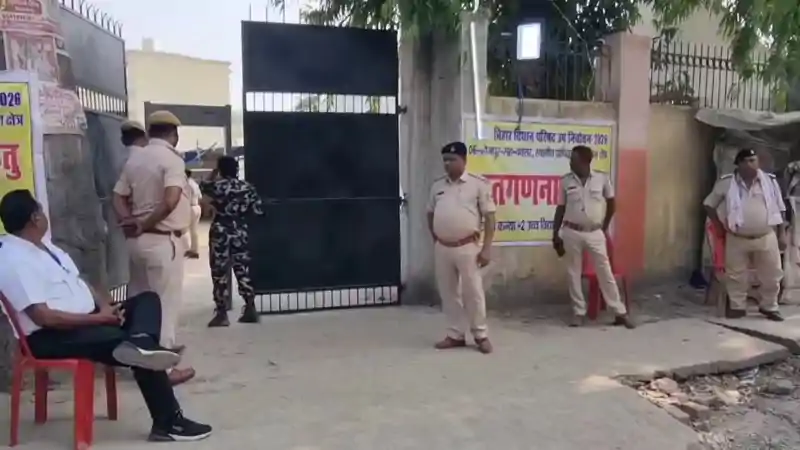 भोजपुर MLC उपचुनाव की मतगणना शुरू, महागठबंधन उम्मीदवार सोनू कुमार राय निकले आगे, NDA प्रत्याशी कन्हैया प्रसाद पीछे भोजपुर MLC उपचुनाव की मतगणना शुरू, महागठबंधन उम्मीदवार सोनू कुमार राय निकले आगे, NDA प्रत्याशी कन्हैया प्रसाद पीछे