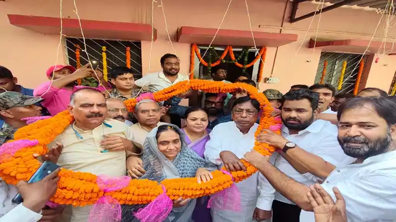 आलमगीर आलम की रिहाई पर कांग्रेस में उत्साह, 501 किलो की माला पहनाकर हुआ भव्य स्वागत आलमगीर आलम की रिहाई पर कांग्रेस में उत्साह, 501 किलो की माला पहनाकर हुआ भव्य स्वागत