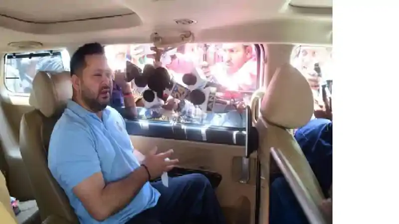 तेजस्वी यादव ने कोर्ट में किया सरेंडर, जमानत मिलने पर बोले-हम पीछे हटने वाले नहीं हैं तेजस्वी यादव ने कोर्ट में किया सरेंडर, जमानत मिलने पर बोले-हम पीछे हटने वाले नहीं हैं