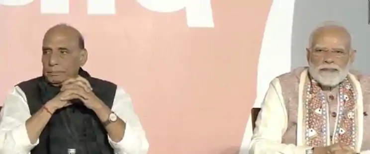 PM मोदी गमछा लहराते हुए भाजपा मुख्यालय पहुंचे, नड्डा बोले- जनता ने जंगलराज के खिलाफ विकास चुना