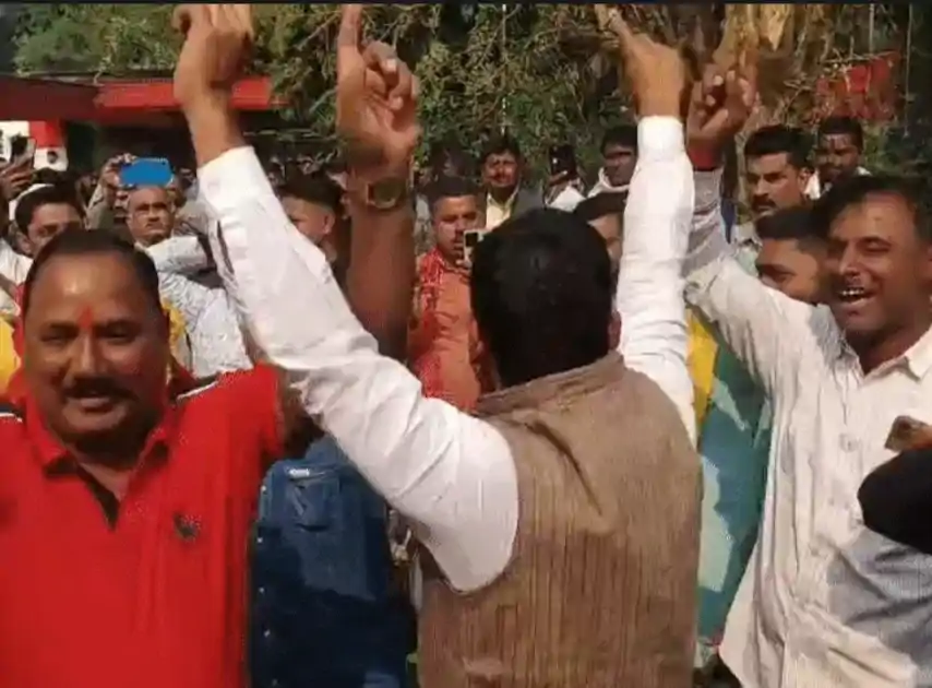 पटना में छोटे सरकार के आवास पर जश्न, अनंत-अमरेंद्र पांडे रिकॉर्ड वोट से जीते