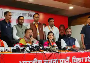 बीजेपी में शामिल हुईं लोक गायिका मैथिली ठाकुर, पटना में दिलीप जायसवाल ने दिलाई सदस्यता