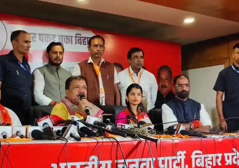 बीजेपी में शामिल हुईं लोक गायिका मैथिली ठाकुर, पटना में दिलीप जायसवाल ने दिलाई सदस्यता BJP