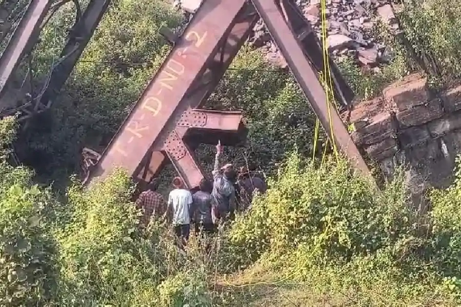 झरिया में रोपवे का लोहा चोरी करने की कोशिश में युवक की मौत, दो गंभीर रूप से घायल