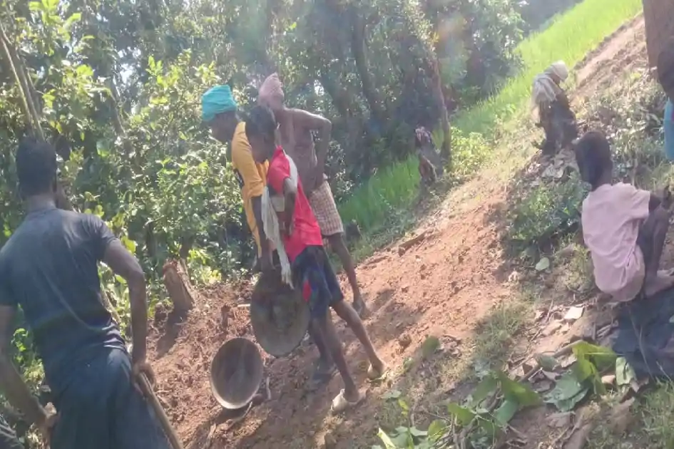 साहिबगंज: ग्रामीणों ने चंदा और श्रमदान कर बनाई 2 KM की सड़क, प्रशासन की उदासीनता से नाराज