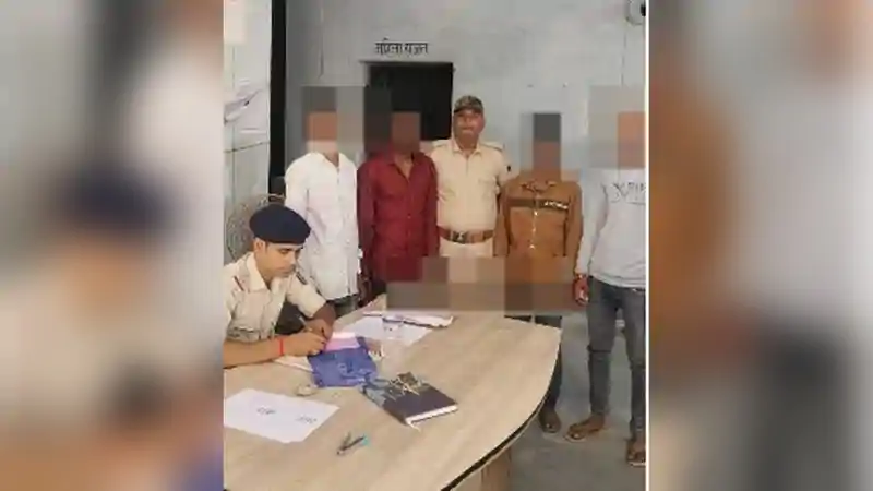 जुआ खेलते चार जुआरी गिरफ्तार, ताश की गड्डी और कैश बरामद जुआ खेलते चार जुआरी गिरफ्तार, ताश की गड्डी और कैश बरामद