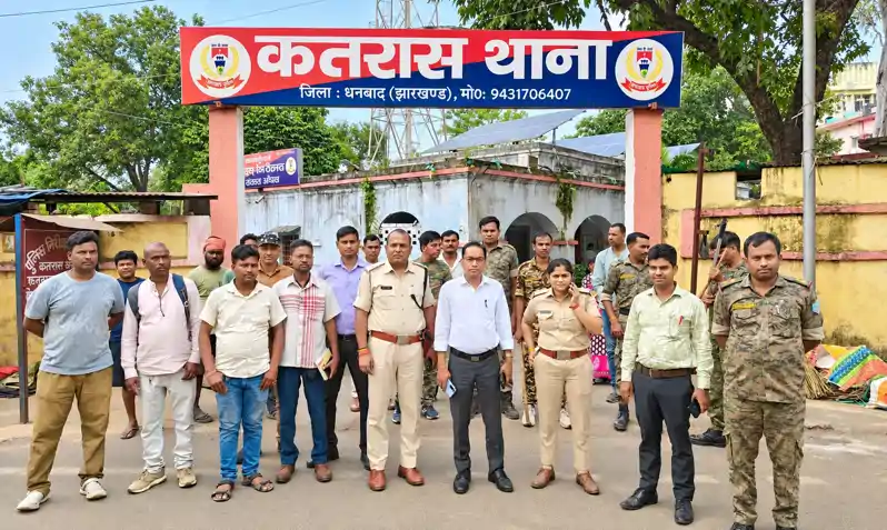 कतरास थाना चौक से छाताबांध पुलिया तक अतिक्रमण के खिलाफ चला अभियान