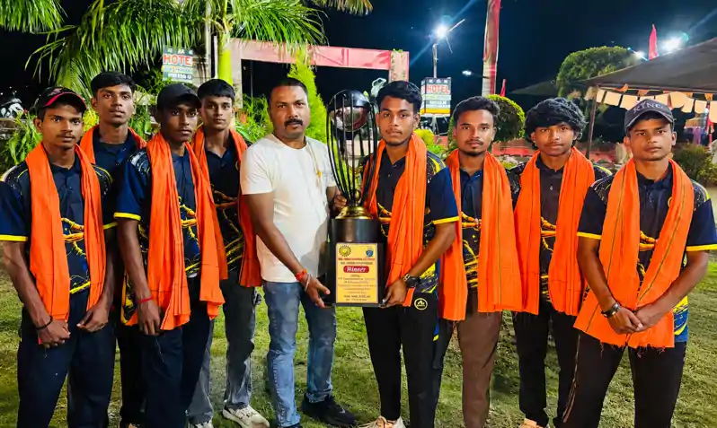विजेता खिलाड़ियों को BJP नेता विकास कुमार महतो ने अंगवस्त्र देकर किया सम्मानित