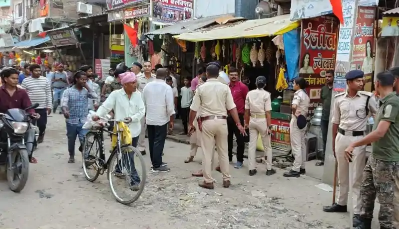 गोपालगंज: दशहरा से पहले मांझा बाजार में चला अतिक्रमण हटाओ अभियान, दुकानदारों पर लगा जुर्माना