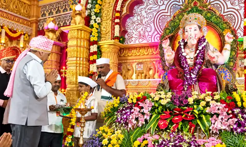 लालबाग के राजा की राज्यपाल ने की पूजा अर्चना लालबाग के राजा की राज्यपाल ने की पूजा अर्चना