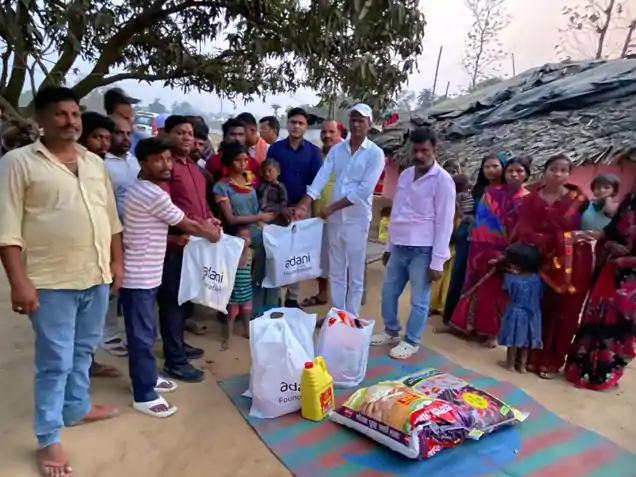 शोकग्रस्त परिवार के साथ खड़ा अदाणी फाउंडेशन, राहत सामग्री देकर बढ़ाया हौसला -