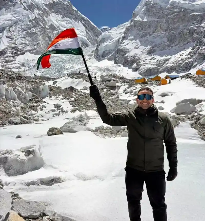 एवरेस्ट बेस कैंप तक पहुंचे पूर्व विधायक कुणाल षाड़ंगी, कठिन परिस्थितियों को पार कर पेश की मिसाल एवरेस्ट बेस कैंप तक पहुंचे पूर्व विधायक कुणाल षाड़ंगी, कठिन परिस्थितियों को पार कर पेश की मिसाल