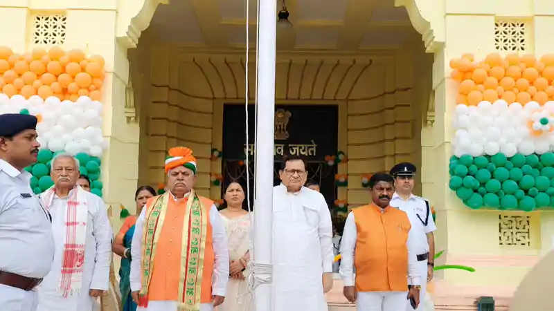 बिहार विधानसभा-विधान परिषद में प्रेम कुमार और अवधेश नारायण सिंह ने फहराया तिरंगा, आजादी के अमर नायकों को किया नमन बिहार विधानसभा-विधान परिषद में प्रेम कुमार और अवधेश नारायण सिंह ने फहराया तिरंगा, आजादी के अमर नायकों को किया नमन