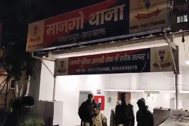 मानगो थाना परिसर में बवाल, पुलिस की मौजूदगी में आपस में भिड़े दो कारोबारी गुट 