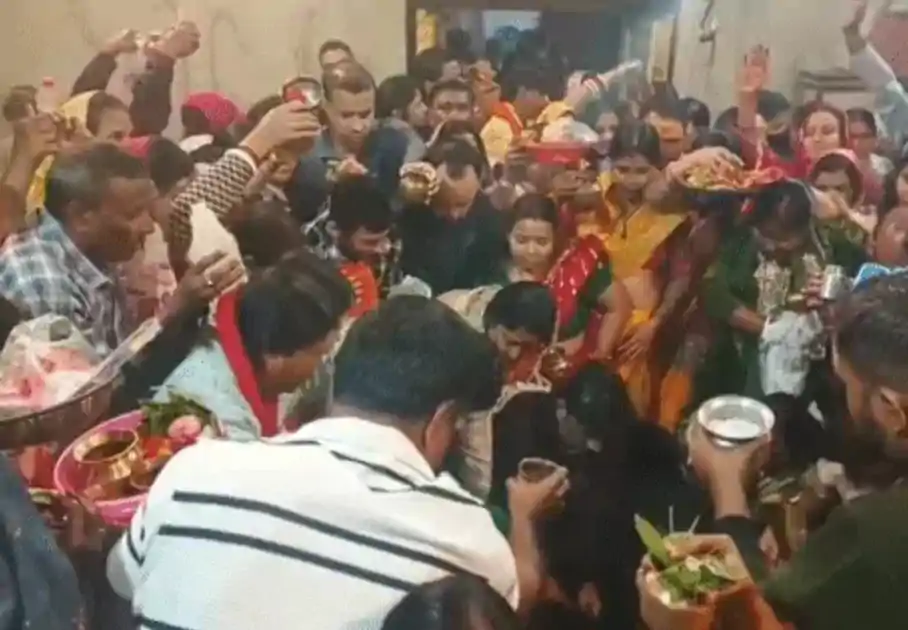 महाशिवरात्रि पर बक्सर के बरमेश्वरनाथ में आस्था का सैलाब: 2KM लंबी कतार, 1 लाख श्रद्धालुओं ने किया जलाभिषेक