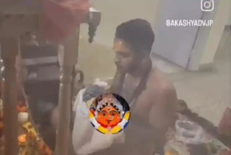 महाशिवरात्रि पर बच्ची को गोद में आकाश यादव ने जारी किया वीडियो, तुम स्मरण करो मैं सुनता हूं