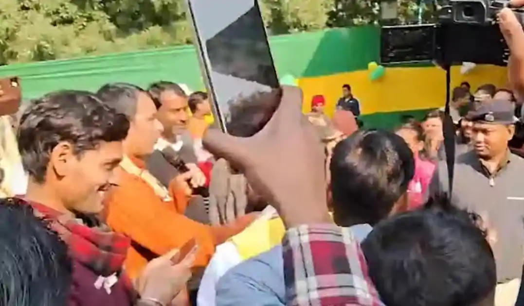 यादव जी वाला गाना सुन भड़के तेजप्रताप यादव, बोले-  कृष्ण जी का भजन गाओ!