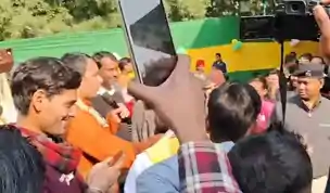 यादव जी वाला गाना सुन भड़के तेजप्रताप यादव, बोले-  कृष्ण जी का भजन गाओ!