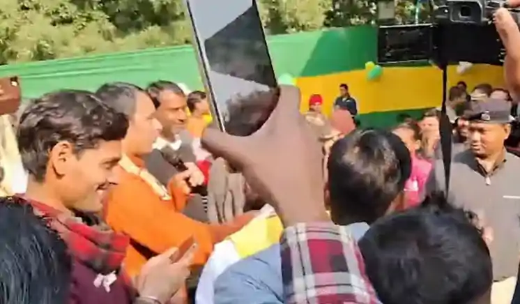 यादव जी वाला गाना सुन भड़के तेजप्रताप यादव, बोले-  कृष्ण जी का भजन गाओ!