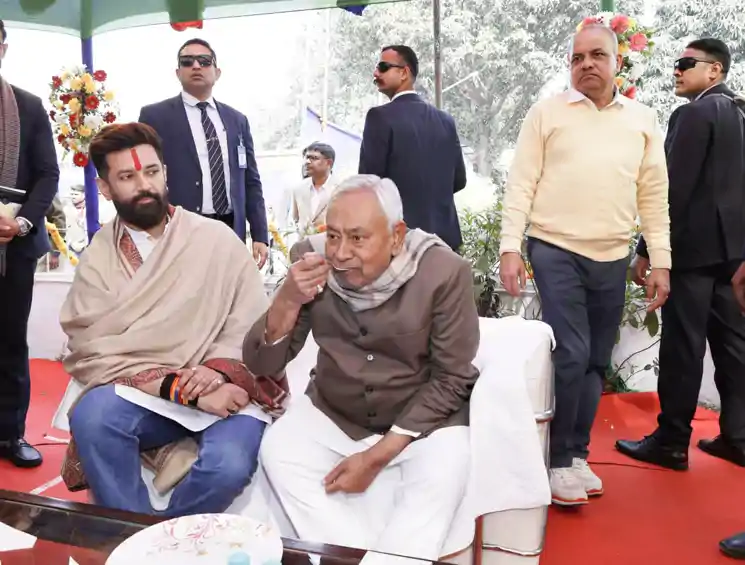 मकर संक्रांति पर सियासी दही-चूड़ा भोजः चिराग पासवान के ऑफिस पहुंचे CM नीतीश, NDA नेताओं का जमावड़ा