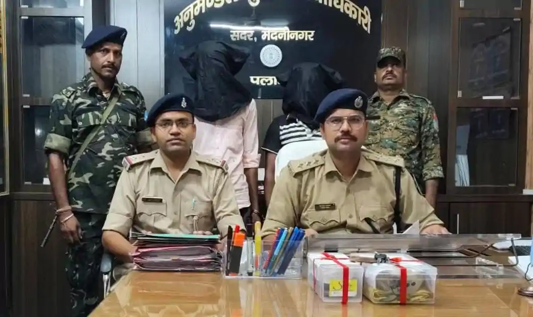 अफीम की खेप ले जाते दो तस्कर गिरफ्तार, पुलिस खंगाल रही नेटवर्क