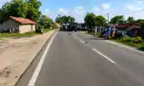 स्कूल वैन से उतरा मासूम, अगले ही पल डंपर ने कुचल दिया, चार घंटे तक हाईवे जाम