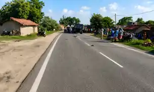 स्कूल वैन से उतरा मासूम, अगले ही पल डंपर ने कुचल दिया, चार घंटे तक हाईवे जाम