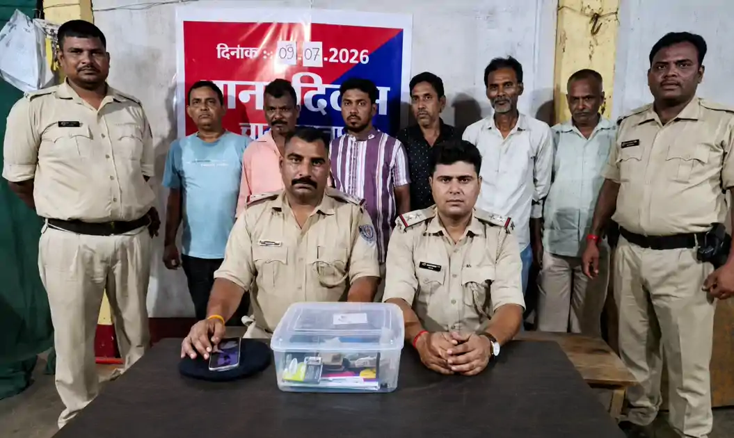 अवैध रूप से चल रहे जुए के अड्डे पर छापा, छह गिरफ्तार, कई सामान जब्त
