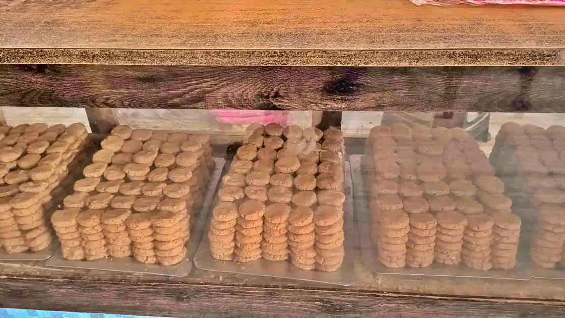 सावन से पहले घोरमारा के पेड़ा व्यापारियों की बढ़ी चिंता, श्रद्धालुओं के रूट बदलने से प्रभावित हो रहा कारोबार