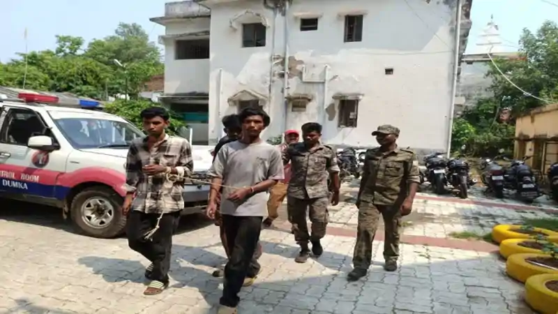 दुमका में सिलेंडर चोरी का खुलासा, तीन चोरों समेत खरीददार गिरफ्तार दुमका में सिलेंडर चोरी का खुलासा, तीन चोरों समेत खरीददार गिरफ्तार
