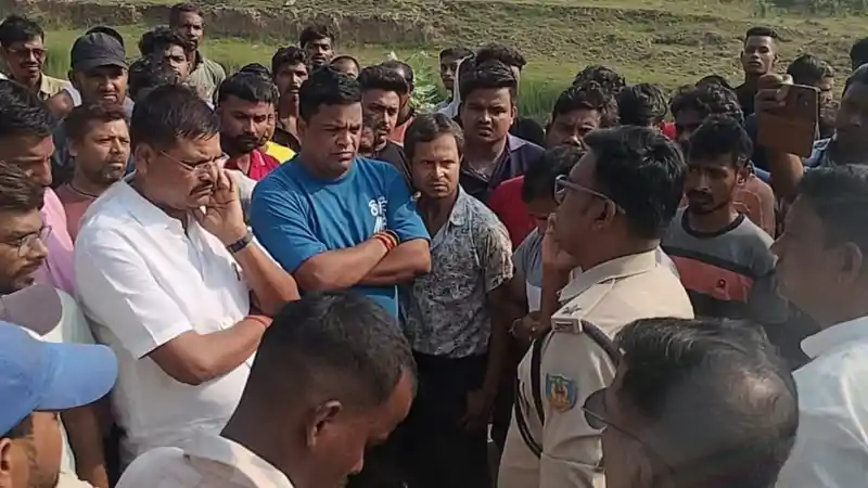 जमशेदपुर में तेज रफ्तार हाइवा की चपेट में आने से युवक की मौ*त, मुआवजे और गिरफ्तारी की मांग जमशेदपुर में तेज रफ्तार हाइवा की चपेट में आने से युवक की मौ*त, मुआवजे और गिरफ्तारी की मांग