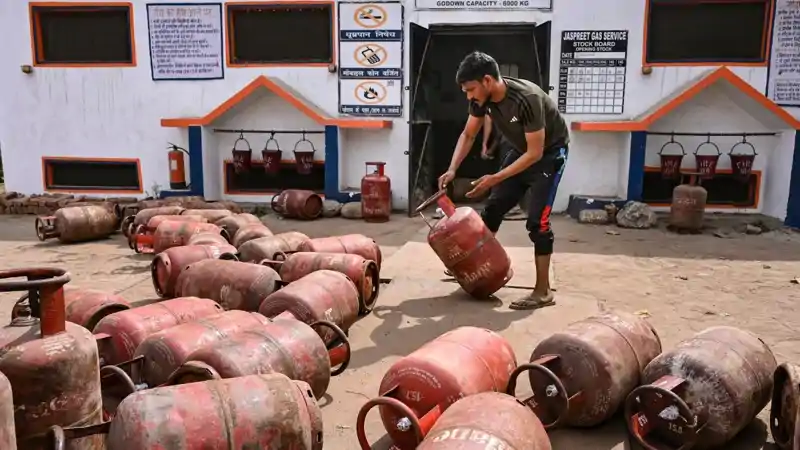 PNG कनेक्शन वालों को नहीं मिलेगा LPG सिलेंडर, गैस संकट के बीच सरकार का बड़ा फैसला LPG cylinder