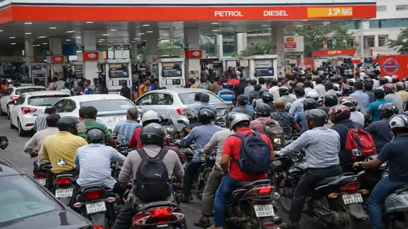 चार साल बाद बढ़े पेट्रोल-डीजल के दाम, आज से लागू हुई नई दरें चार साल बाद बढ़े पेट्रोल-डीजल के दाम, आज से लागू हुई नई दरें