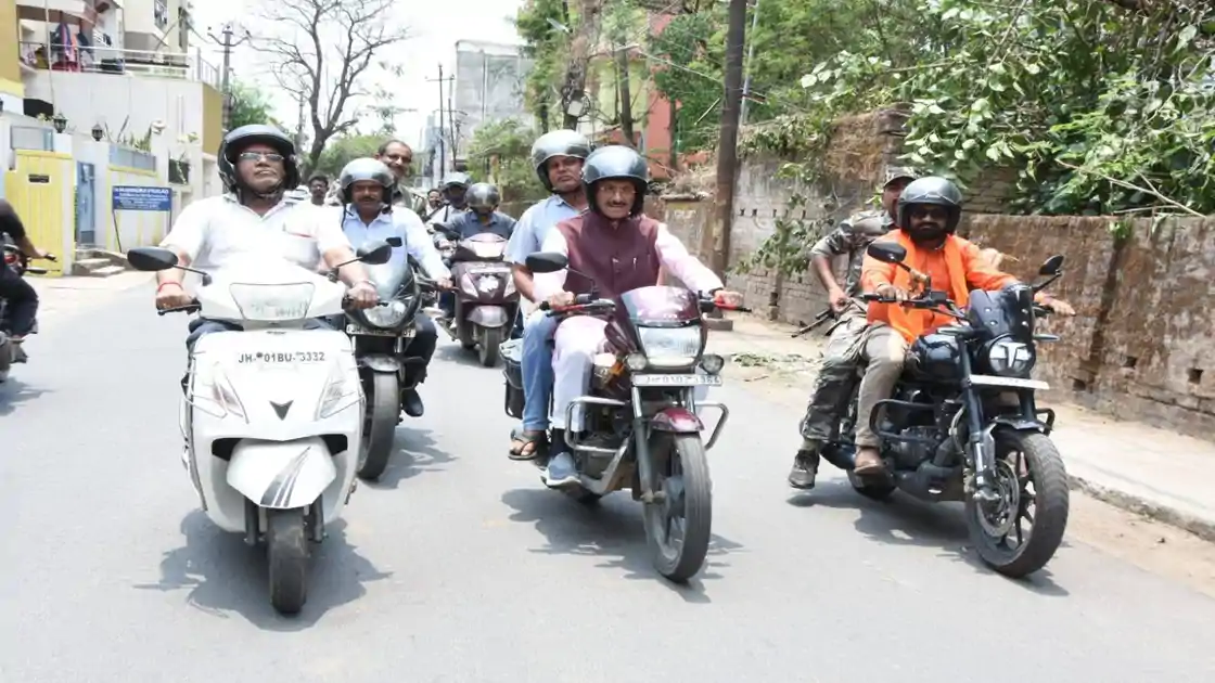 PM की अपील का असर! रांची में बाइक से सफर करते दिखे केंद्रीय रक्षा राज्य मंत्री संजय सेठ