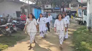 झारखंड स्थापना दिवस पर हजारीबाग की 5000 साल पुरानी सोहराय कला का अनोखा प्रदर्शन