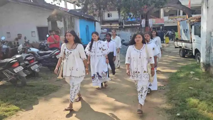 झारखंड स्थापना दिवस पर हजारीबाग की 5000 साल पुरानी सोहराय कला का अनोखा प्रदर्शन