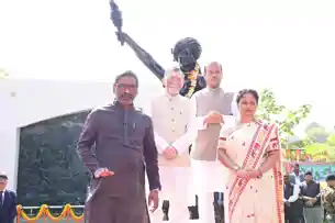धरती आबा भगवान बिरसा मुंडा की 150वीं जयंती पर राज्यपाल और मुख्यमंत्री ने दी श्रद्धांजलि